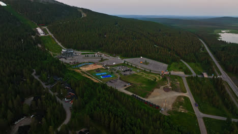 Luftaufnahme-Mit-Blick-Auf-Den-Levi-Aktivitätspark,-Sommer-In-Nordfinnland-–-Verfolgung,-Drohnenaufnahme