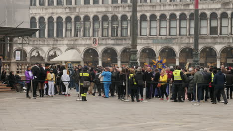 Sicherheitskräfte-Bewachen-Den-Geschlossenen-Teil-Des-Markusplatzes-Am-Letzten-Tag-Des-Karnevals-In-Venedig