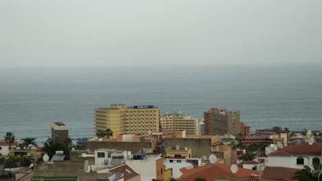 Vista-De-La-Ciudad-De-Puerto-De-La-Cruz-En-Un-Día-Nublado,-Segunda-Parte