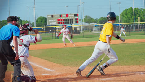 Toma-En-Cámara-Lenta-De-Un-Jugador-De-Béisbol-Balanceando-Su-Bate-Y-Golpeando-La-Pelota-Durante-Un-Juego,-Florida,-EE.UU.