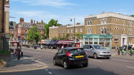 Lokale-Geschäfte-Und-Cafés-Im-Dorf-Blackheath-An-Einem-Warmen-Sommertag