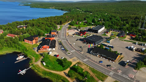 Luftaufnahme-Umkreist-Den-Stadtbildner-Von-Inari,-Sonniger-Sommertag-In-Lappland,-Finnland