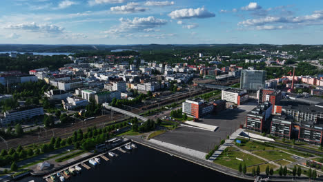 Vista-Aérea-Alrededor-De-La-Estación-De-Tren-De-Jyvaskyla,-Día-Soleado-De-Verano-En-Finlandia