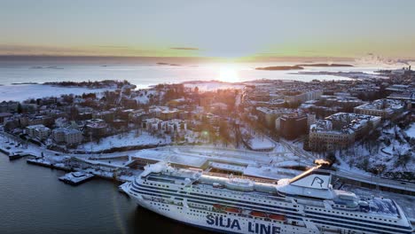 Vista-Aérea-De-Seguimiento-De-La-Zona-De-Ullanlinna,-Atardecer-De-Invierno-En-Helsinki,-Finlandia