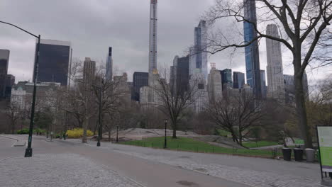 Parque-Central-Sin-Vida-Con-Vista-Al-Centro-De-La-Ciudad-Durante-El-Brote-De-Coronavirus-En-Nueva-York