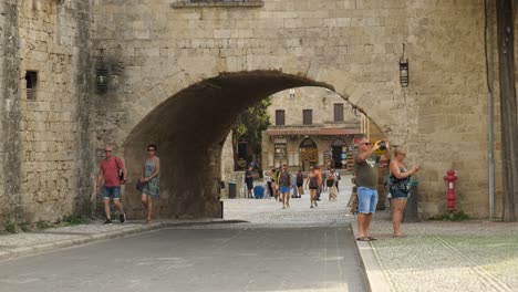 Urlauber-Am-Tor-Der-Stadt-Rhodos,-Blick-Auf-Den-Platz-Durch-Den-Kuppeltunnel