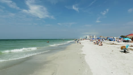 Menschen-Sonnen-Sich-Und-Haben-Spaß-Am-Clearwater-Beach,-Florida