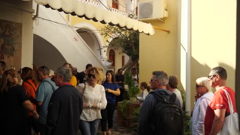 Personas-Que-Visitan-El-Monasterio-Del-Arcángel-Miguel-En-Panormitis,-Isla-Symi