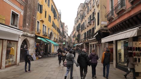 Vista-De-Una-Calle-Concurrida-En-Venecia-Después-Del-Carnaval-Cancelado.