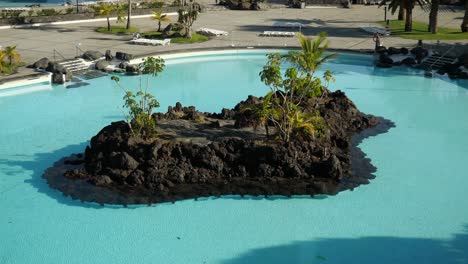 Pequeña-Isla-Artificial-En-Medio-De-Una-Piscina-En-El-Parque-Acuático-De-César-Manrique