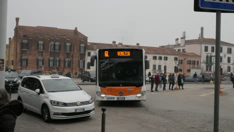 Autobús-De-6-Litros-Que-Llega-A-La-Estación-De-Venecia-En-Tiempo-Nublado.