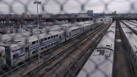 Schwenk-Auf-Züge,-Die-In-Den-Hudson-Yards-Stationiert-Sind