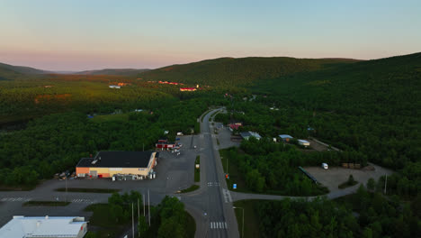 Vista-Aérea-De-La-Ciudad-De-Utsjoki,-Durante-El-Sol-De-Medianoche-En-Laponia,-Finlandia