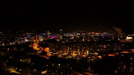 Vista-Aérea-Hacia-El-Horizonte-Iluminado-De-La-Ciudad-De-Tampere,-Noche-De-Invierno-En-Finlandia