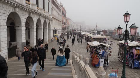 Gente-Y-Vendedores-En-El-Paseo-Marítimo-De-Venecia,-Cerca-De-La-Plaza-De-San-Marcos-Después-Del-Carnaval-Cancelado,-Dama-Vestida-Con-Traje