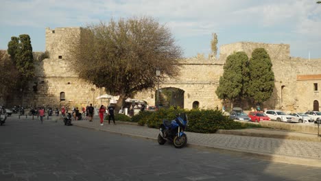 Belebte-Straße-Mit-Menschen-Und-Motorrollern-Am-Tor-Der-Stadt-Rhodos