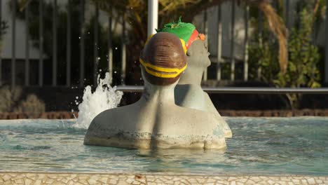 Divertidas-Esculturas-Nadando-En-Una-Piscina-Junto-A-La-Carretera-En-Costa-Del-Silencio.