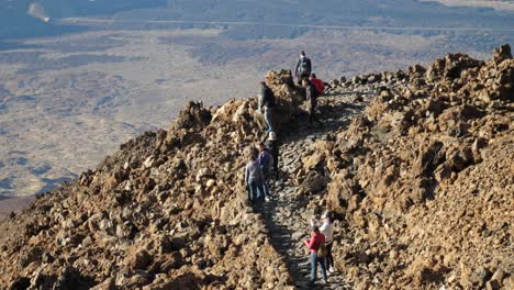 Turistas-Tomando-Fotografías-En-El-Camino-Del-Teide