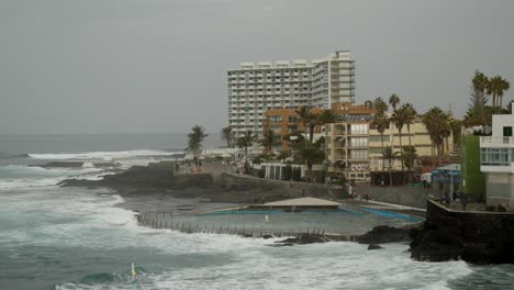 Naturschwimmbecken-Und-Große-Wellen-An-Der-Küste-Von-Punta-Del-Hidalgo