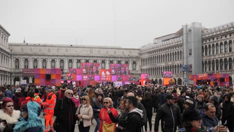 último-Día-De-Carnaval-Frente-Al-Escenario-Principal-En-La-Concurrida-Plaza-De-San-Marcos,-Antes-De-La-Cancelación