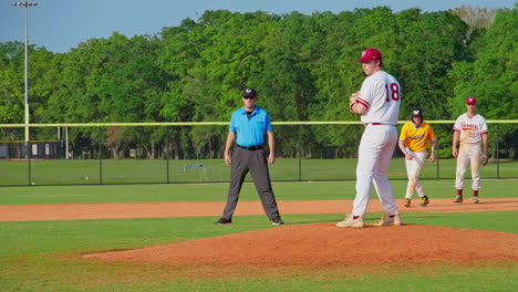 Zeitlupenaufnahme-Eines-Fängers,-Der-Einen-Harten-Ball-Auf-Einem-Baseballfeld-In-Florida,-USA,-Wirft