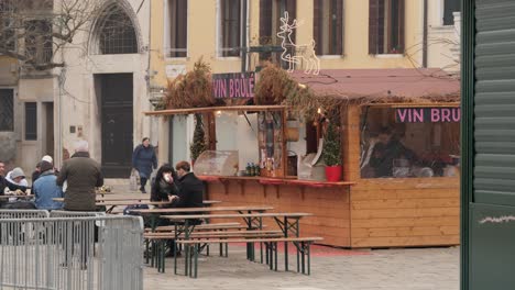 Gente-Sentada-En-Un-Buffet-Callejero-Después-Del-Carnaval-Cancelado-En-Venecia