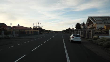 Leere-Straße-Am-Morgen-Auf-Dem-Plateau-Im-Teide-Nationalpark