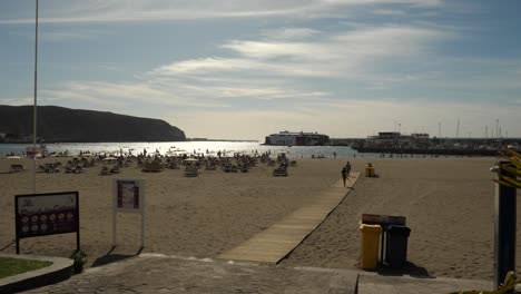 Sandstrand-Von-Los-Cristianos,-Hafen-Mit-Fähre-Im-Hintergrund