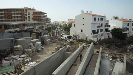 Bauarbeiter-Auf-Einer-Baustelle-An-Der-Küste-Der-Stadt-Los-Gigantes