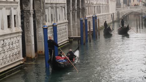 Gondeln-Auf-Dem-Nebligen-Kanal-In-Venedig-Nach-Dem-Abgesagten-Karneval