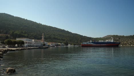 Blick-Auf-Panormitis-Mit-Der-Im-Hafen-Vertäuten-Fähre