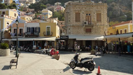 Streetview-of-the-touristic-part-of-the-colorful-Ano-Symi-by-the-harbor,-Full-of-shops-and-restaurants