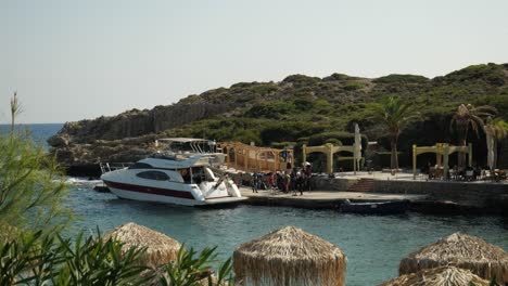 Blick-Auf-Den-Strand-Von-Kallithea,-Eine-Yacht-Liegt-Vor-Anker-Und-Wartet-Auf-Verkleidete-Taucher,-Sonnenschirme-Im-Vordergrund