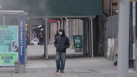 Hombres-Con-Mascarilla-Caminando-En-Cámara-Lenta-Con-Humo-Llenando-El-Marco