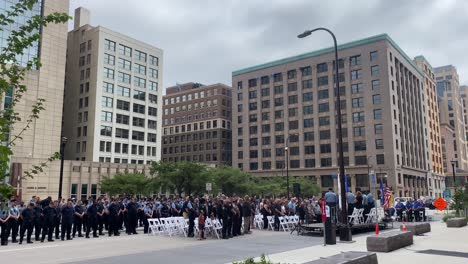 Ceremonia-De-Agentes-De-Policía-Al-Aire-Libre-En-El-Centro-De-La-Ciudad-De-Minneapolis-En-Estados-Unidos