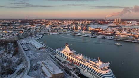 Vista-Aérea-Alrededor-Del-Paisaje-Urbano-Del-Puerto-Sur,-Noche-De-Invierno-En-Helsinki,-Finlandia---Dando-Vueltas,-Disparo-Con-Drones