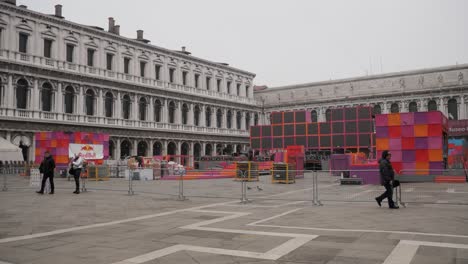 Escenario-De-Carnaval-Con-Valla-Alrededor-Después-De-La-Cancelación.