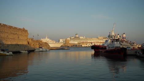 Barcos-Y-Embarcaciones-Amarrados-En-El-Puerto-De-La-Ciudad-De-Rodos-En-La-Hora-Dorada.