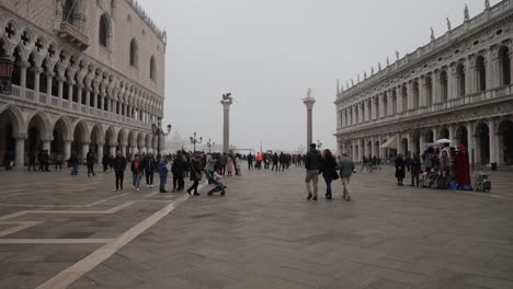 Plaza-De-San-Marcos-En-Venecia-Después-Del-Carnaval-Cancelado,-Algunas-Personas-Todavía-Usan-Máscaras