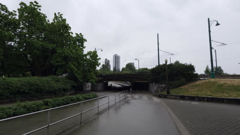 Vororte-Von-Vancouver-An-Regnerischen-Tagen,-Straße-Und-Fußgängerweg-Unter-Der-Brücke