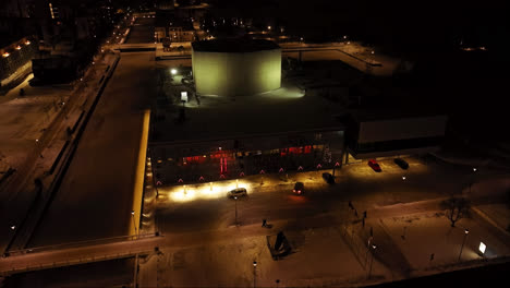 Retirada-Aérea-Del-Teatro-Iluminado-De-Oulu,-Noche-De-Invierno-En-Finlandia