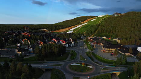 Vista-Aérea-De-La-Aldea-De-Levi,-Tarde-De-Verano-En-Laponia,-Finlandia---Seguimiento,-Disparo-De-Drones