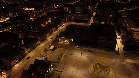 Vista-Aérea-Alrededor-Del-Mercado-Iluminado,-Noche-De-Invierno-En-Oulu,-Finlandia