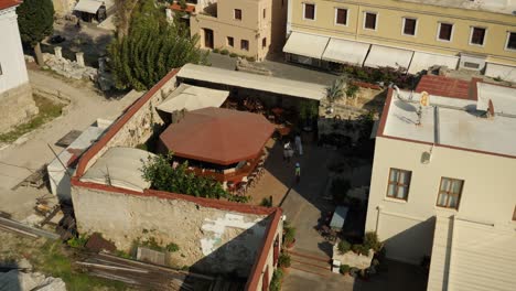 Toma-De-ángulo-Alto-De-Un-Bar-Al-Aire-Libre-En-El-Casco-Antiguo-De-Rodas.