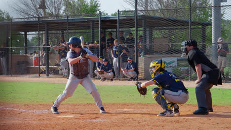 Der-Baseballschläger-Wirbelt-Herum-Und-Schwingt,-Während-Er-Den-Baseball-Schlägt-Und-Zum-Ersten-Base-Rennt