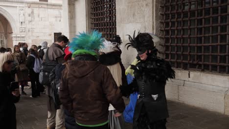 A-Pesar-De-La-Cancelación-Del-Famoso-Carnaval-De-Venecia,-La-Gente-Sigue-Disfrazada-Y-Posando-Para-Los-Fotógrafos-Cerca-De-La-Plaza-De-San-Marcos.