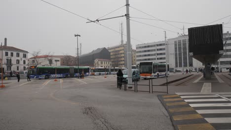 Schwenk-Auf-Den-Busbahnhof-In-Venedig-Nach-Dem-Abgesagten-Karneval