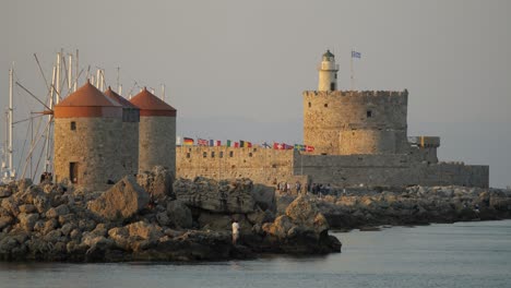 Antiguos-Molinos-De-Viento-De-Piedra,-Fortificación-Y-Faro-En-El-Puerto-Del-Casco-Antiguo-De-Rodas.