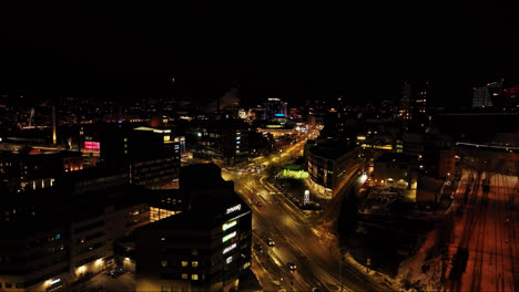 Vista-Aérea-De-Las-Calles-Iluminadas-Del-Distrito-De-Ratina,-Noche-De-Invierno-En-Tampere,-Finlandia.