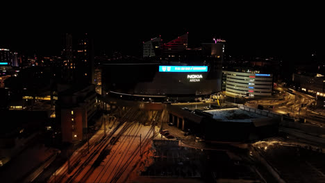 Vista-Aérea-Hacia-El-Iluminado-Nokia-Arena,-Noche-De-Invierno-En-Tampere,-Finlandia